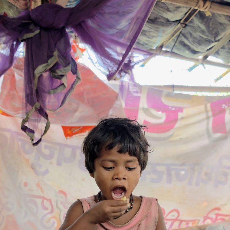 अपना खाना खाती एक बच्ची