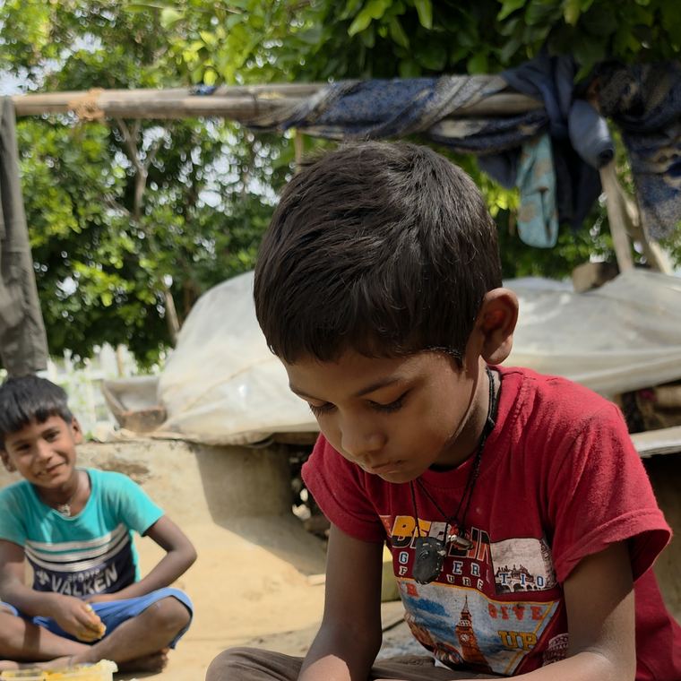 गरमागरम नाश्ता खाता एक बच्चा