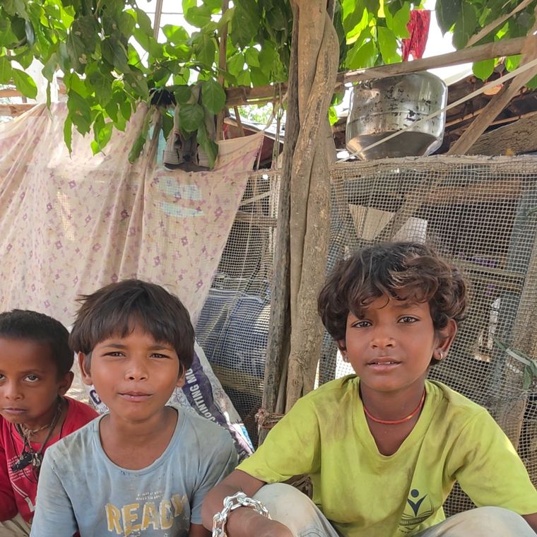 अपना भोजन पकड़े बच्चे