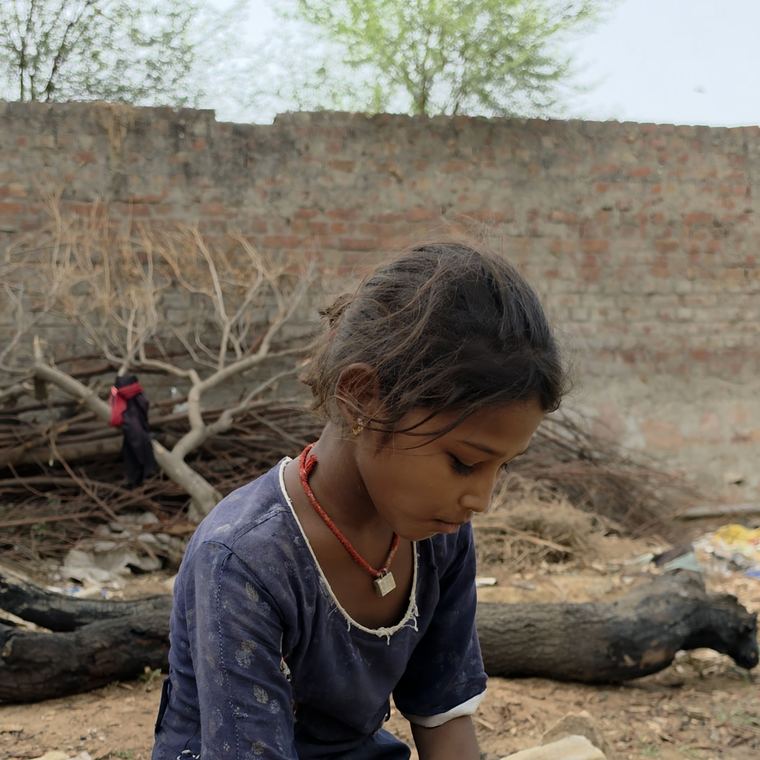 अपने चावल के पैकेट के साथ एक बच्ची